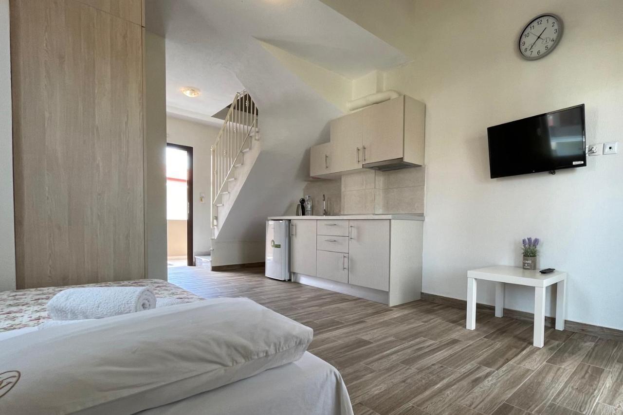 Royals Apartments นิกิติ ภายนอก รูปภาพ
